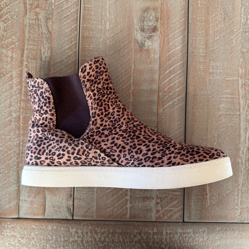 Wonderly Wendalynn Cheetah Print Ankle Boots - Picture 2 of 9